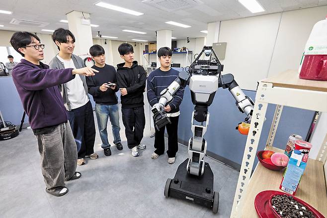 인하대 용현캠퍼스 인하유나이티드 로봇 실험실에서 실물 로봇 실습이 진행되고 있다. /인하대 제공