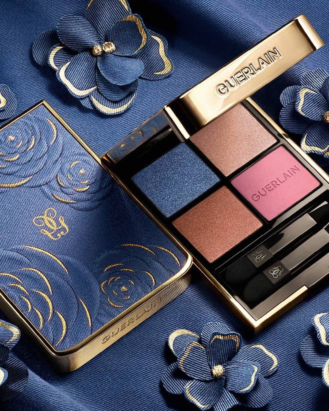 노나 소스 업사이클링 데님으로 제작된 익스클루시브 케이스로 선보여지는 겔랑 ‘블루밍 데님 컬렉션’의 ‘아이섀도우 쿼드 – 396 데님 블로썸’.