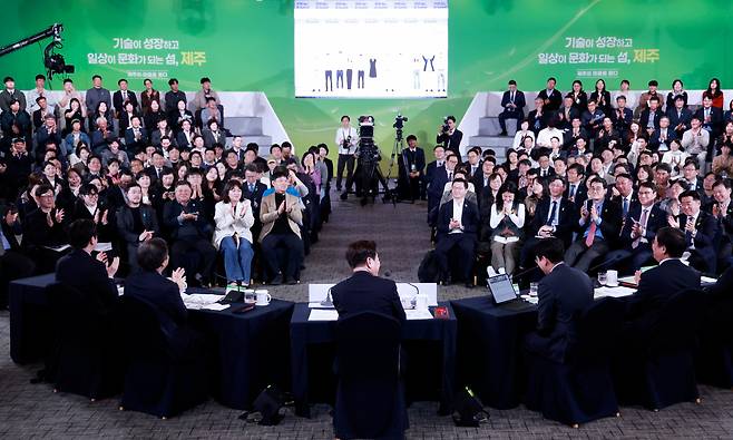 이재명 대통령이 30일 제주 한라대학교 한라컨벤션센터에서 열린 타운홀미팅 '제주의 마음을 듣다'에서 배경훈 부총리에게 질문하고 있다./연합뉴스