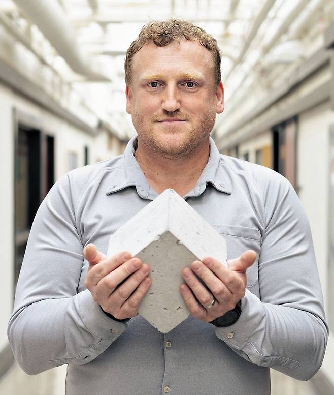 아드미르 마시치 미국 M⁯IT 토목환경공학과 교수가 고대 로마인 방법대로 만든 ‘자기 치유 콘크리트’ 블록을 들고 있다. /MIT