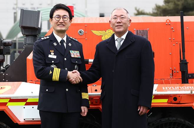 정의선 현대자동차그룹 회장이 지난달 24일 경기 남양주시 수도권119특수구조대에서 열린 현대자동차그룹·소방청 무인소방로봇 기증식을 마치고 김승룡 소방청장 직무대행과 기념촬영을 하고 있다. /뉴스1
