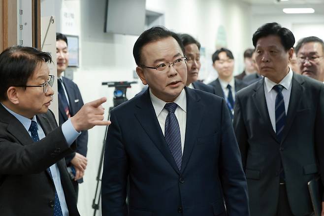 김부겸 전 국무총리가 30일 국회 소통관에서 대구시장 출마 선언 기자회견을 하기 위해 회견장으로 향하고 있다./연합뉴스