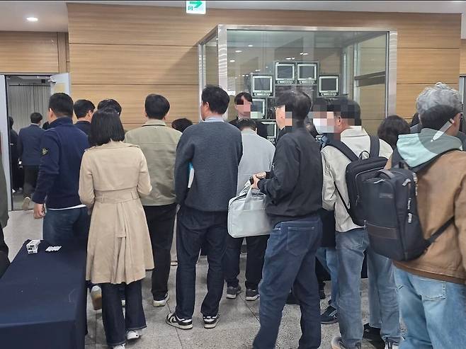 30일 오전 경기도 화성시 YBM연수원에서 열린 삼천당제약 주주총회에 주주들이 입장하고 있다. /홍다영 기자