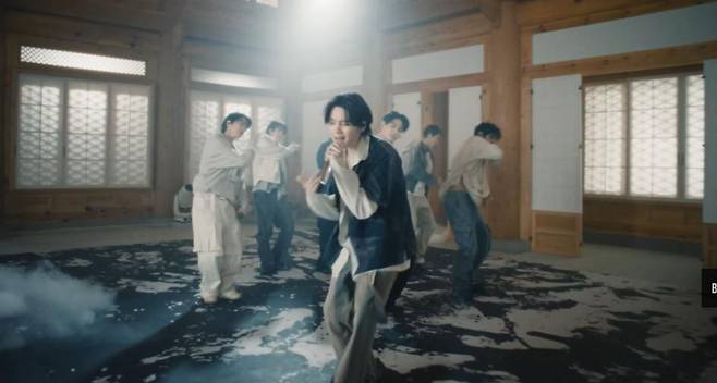 방탄소년단(BTS) 앨범 ‘아리랑’의 타이틀곡 ‘SWIM(스윔)’ 뮤직비디오 중 일부는 SK그룹 창업주 고 최종건 회장의 사저인 서울 종로구 선혜원에서 촬영했다. 유튜브 채널 ‘방탄TV’ 화면 캡처