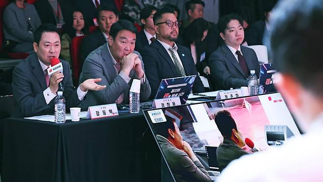 국민의힘 장동혁 대표(왼쪽)가 28일 서울 강서구 아싸아트홀에서 열린 ‘국민의힘 광역의원 비례 청년 공개 오디션’에서 심사를 하고 있다. 국민의힘 제공