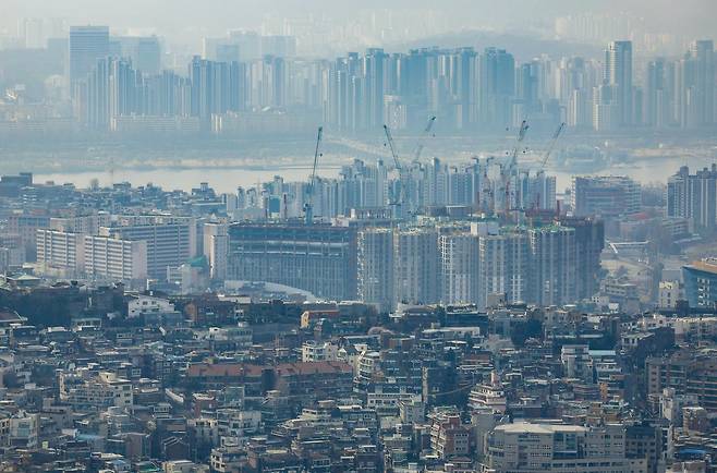 29일 서울 중구 남산에서 서울시내 아파트가 보이고 있다.  서울 부동산 시장의 관망세가 갈수록 짙어지고 있다. 다주택자 양도소득세 중과 유예 종료를 앞두고 강남3구(강남·서초·송파구)와 한강벨트(마포·용산·성동·강동·광진·동작구)를 중심으로 절세 매물이 쏟아지고 있지만, 매수자와 매도자 간 ‘줄다리기‘가 본격화하는 모습이다.   다주택자 양도소득세 중과 부활을 앞두고 매물은 빠르게 쌓이고 있다. 부동산 빅데이터 업체 아실에 따르면 이날 기준 서울 아파트 매물은 7만8897건으로, 한 달 전(7만784건)보다 11.4% 증가했다. 2026.03.29 [서울=뉴시스]