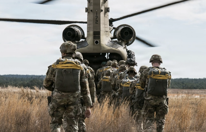 지난달 12일(현지 시간) 미국 노스캐롤라이나주 포트브래그 기지에서 미군의 최정예 병력으로 꼽히는 육군 82공수사단 부대원들이 훈련하고 있다. 미국 육군 82공수사단 홈페이지 캡처
