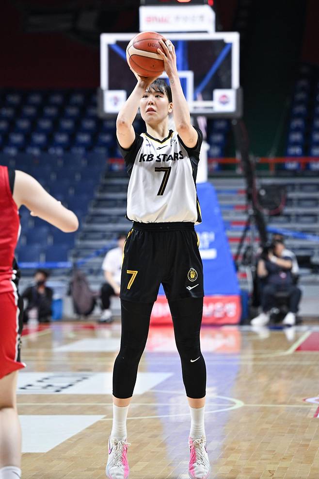 KB스타즈 센터 박지수가 30일 열린 BNK와의 2025~2026시즌 여자프로농구 정규리그 방문경기에서 점프슛을 시도하고 있다. WKBL 제공