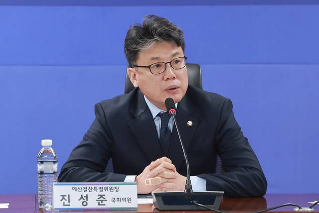 국회 예산결산특별위원장인 진성준 더불어민주당 의원이 19일 국회의원회관에서 민주당 을지로위원회가 연 석유화학 업계 간담회에 참석해 발언하고 있다. [연합뉴스]