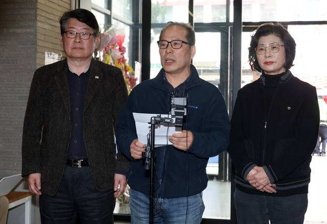 국민의힘 마포갑 광역·기초의원들이 30일 서울 영등포구 여의도 중앙당사 로비에서 조정훈 당협위원장의 공천헌금 의혹 관련 입장을 밝히는 기자회견을 하고 있다. [연합뉴스]