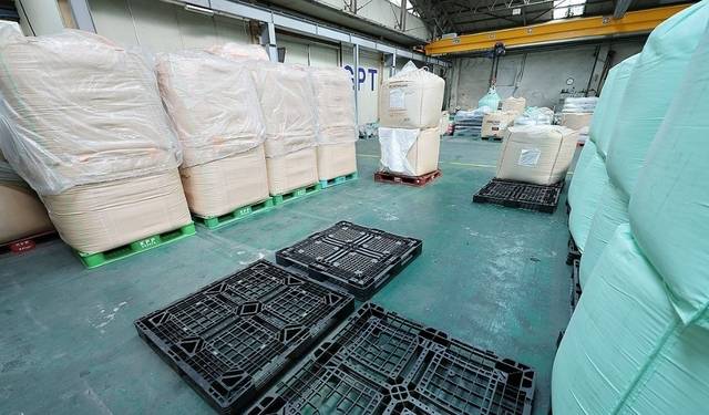 경기 안산시의 한 플라스틱 필름 제조 공장 내 폴리에틸렌 등 원료가 쌓여 있어야 할 원료창고가 듬성듬성 비어있다. [연합뉴스]