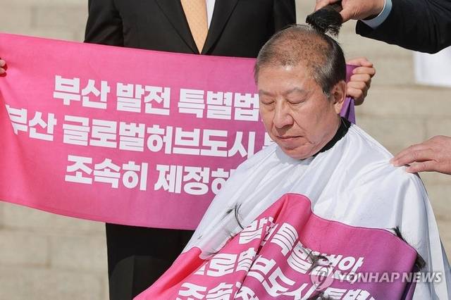 박형준 부산시장이 지난 23일 국회 본청 앞 계단에서 부산 글로벌허브도시 특별법 제정을 촉구하며 삭발했다. 연합뉴스