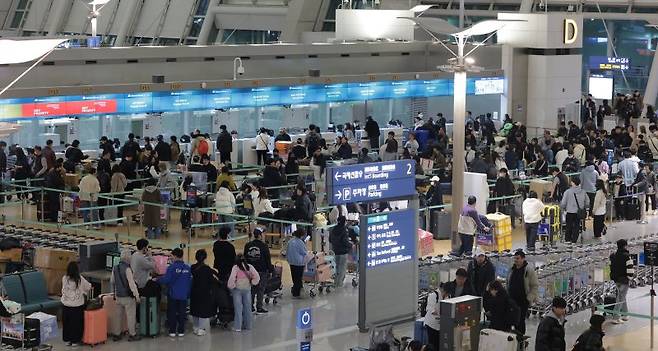 정부는 공항에서 출국할 때 내는 출국납부금을 현행 1인당 7000원에서 2만원으로 2배 이상 올리는 방안을 추진한다. 30일 기획예산처는 이같은 내용을 담은 2027년 예산안 편성 지침을 발표했다. 사진은 지난 2월 13일 인천국제공항 1터미널 출국장 모습. 뉴스