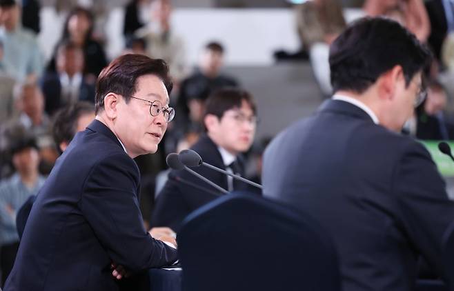 이재명 대통령이 30일 제주한라대학교 한라컨벤션센터에서 열린 타운홀 미팅 '제주의 마음을 듣다'에서 발언하고 있다. 청와대통신사진기자단