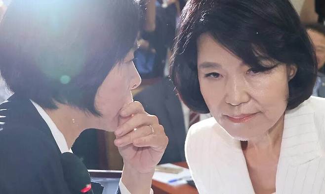 최민희 과학기술정보방송통신위원회(과방위) 위원장이 2024년 7월24일 국회 과방위에서 열린 인사청문회에서 이진숙 당시 방통위원장 후보자에게 귓속말을 하고 있다. 연합뉴스