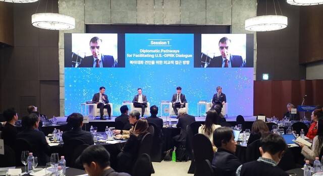 30일 서울 플라자호텔에서 열린 국가안보전략연구원 주최 ‘북미대화 견인을 통한 한반도 평화체제 정착’ 학술회의에서 참석자들이 토론하고 있다. 국가안보전략연구원 제공