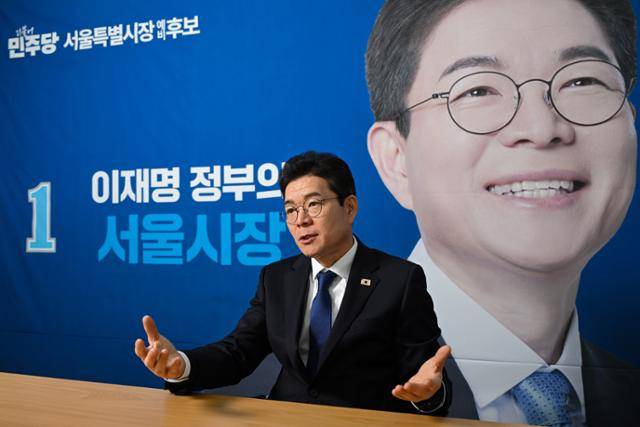 더불어민주당 서울시장 예비후보인 정원오 전 성동구청장이 26일 서울 중구 신당동 예비후보 선거사무실에서 한국일보와 인터뷰하고 있다. 박시몬 기자