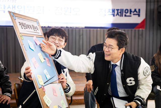 정원오 전 성동구청장이 27일 서울 종로구의 한 카페에서 열린 서울시당 대학생위원회 정책제안식에서 학생들의 질문지를 보고 있다. 정원오 후보 캠프 제공