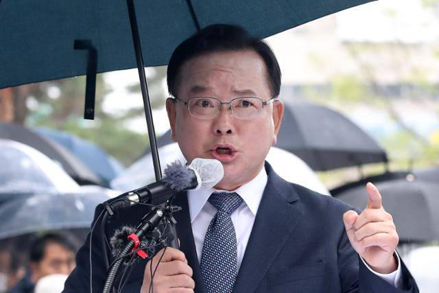 김부겸 전 국무총리가 30일 대구 중구 2·28기념중앙공원에서 6·3지방선거 대구시장 출마를 선언하고 있다. 대구=뉴스1