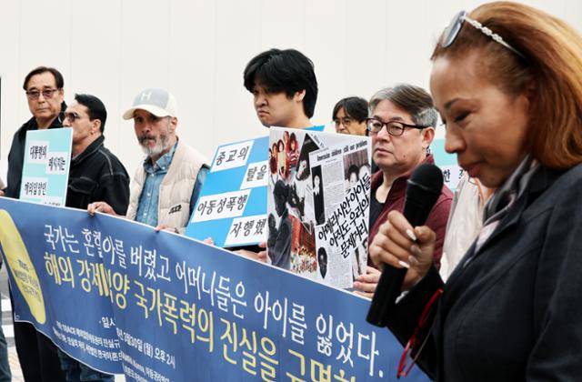 TRACE 해외입양·아동권리 진상규명 연대가 30일 서울 중구 진실·화해를위한과거사정리위원회 앞에서 혼혈아동 강제 해외입양과 시설 내 학대 사건에 대한 진실규명 신청 기자회견을 하고 있다. 피해자인 미키 우 플리펜(오른쪽) 캄라 코리아(KAMRA KOREA) 대표가 눈물을 삼키며 발언하고 있다. 뉴시스