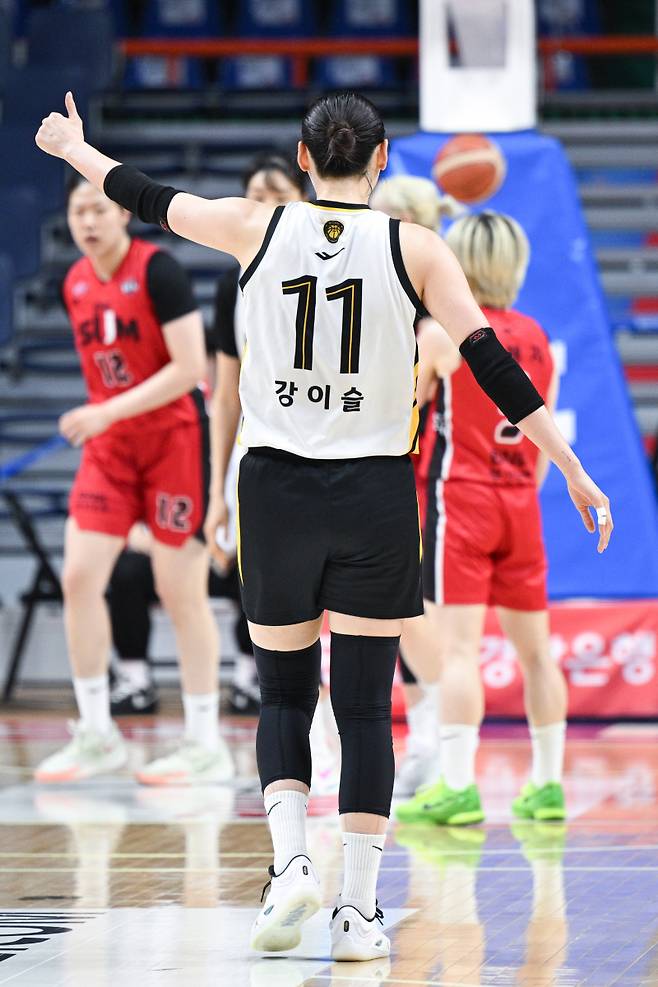 KB 강이슬이 30일 부산 사직체육관에서 열린 BNK와의 BNK금융 2025~26 WKBL 정규리그 원정경기서 득점 후 환호하고 있다. 사진=WKBL