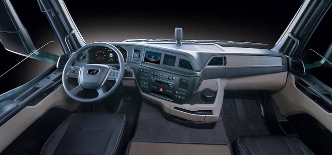 만트럭 '뉴 MAN TGM 6x2-4' 실내 / 출처=만트럭버스코리아