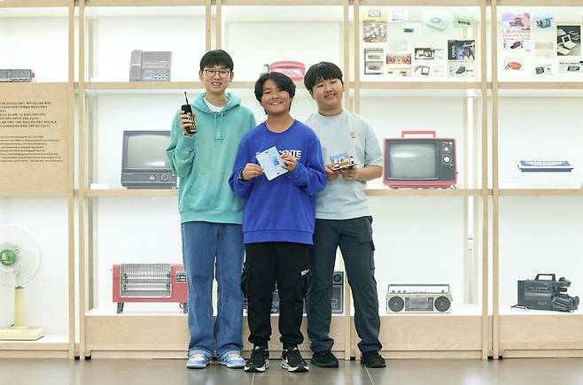서진하·심믿음·이시온(왼쪽부터) 학생기자가 우리 일상을 편리하게 도와주는 전자산업의 발전과 흐름을 알아보기 위해 삼성이노베이션뮤지엄에 방문했다.
