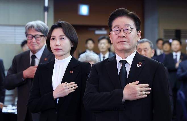 이재명 대통령과 김혜경 여사가 29일 제주시의 한 호텔에서 열린 제주 4·3 희생자 유족과의 오찬에서 국민의례를 하고 있다. 연합뉴스