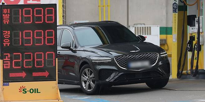 2차 석유 최고가격제 시행 사흘째인 29일 서울의 기름값이 1900원을 돌파했다. 사진은 이날 서울시내 주유소에 적힌 유가정보 모습. 뉴시스