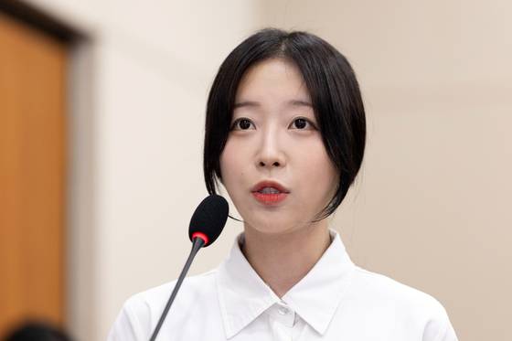 먹방 유튜버 '쯔양'(본명 박정원)이 지난해 10월14일 서울 여의도 국회에서 열린 과학기술정보방송통신위원회 방송통신위원회 등에 대한 국정감사에 출석해 의원 질의에 답변하고 있다. 뉴스1