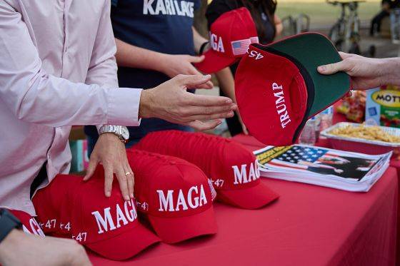 2024년 11월 애리조나주립대에서 트럼프의 선거운동 슬로건인 ‘MAGA(Make America Great Again·미국을 다시 위대하게)’가 쓰인 모자가 판매되고 있다. EPA=연합뉴스