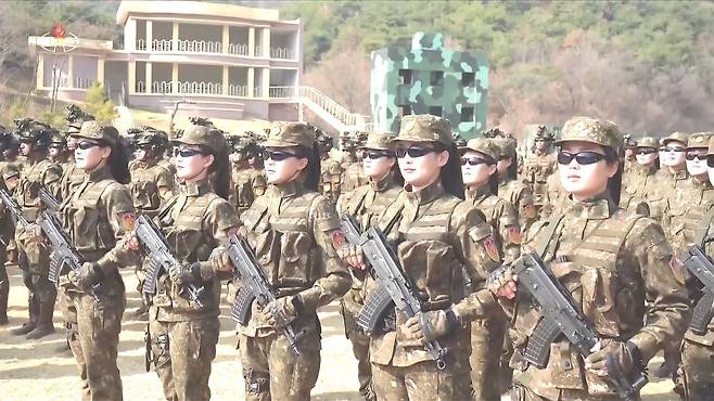 북한 특수부대 여성 군인들 훈련 시범. 조선중앙TV, 연합뉴스