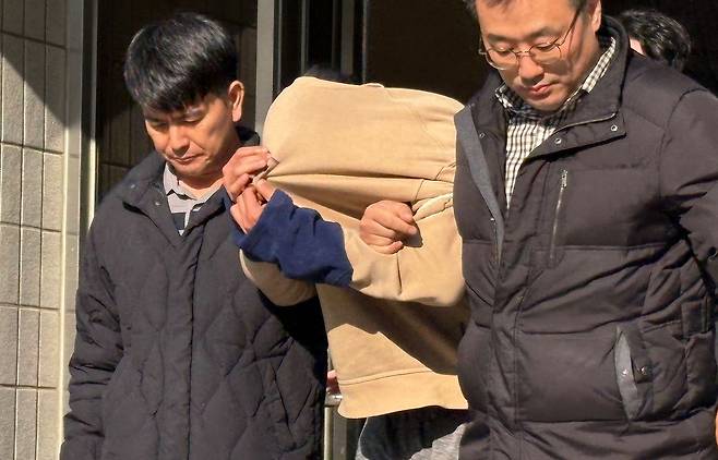 배달의민족 고객 정보를 빼돌려 이른바 '보복 대행 범죄'를 벌인 일당 가운데 공범이자 총책인 30대 남성 정모씨가 28일 서울 양천구 남부지방법원에서 열린 구속 전 피의자 심문(영장실질심사)에 출석한 후 이동하고 있다. 뉴스1