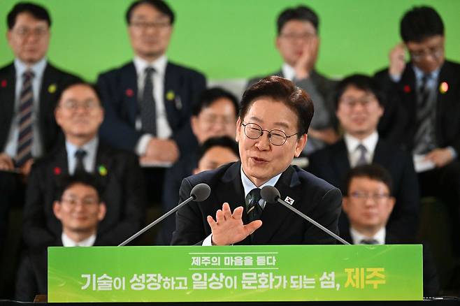 이재명 대통령이 30일 제주도에서 열린 '제주의 마음을 듣다' 열두번째 타운홀미팅에 참석해 모두발언을 하고 있다. [청와대사진기자단]