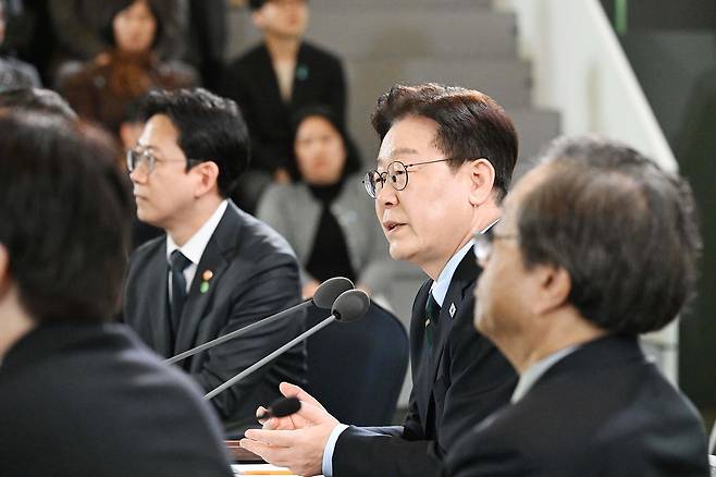 이재명 대통령이 30일 제주도에서 열린 '제주의 마음을 듣다' 열두번째 타운홀미팅에 참석해 모두발언을 하고 있다. [청와대사진기자단]
