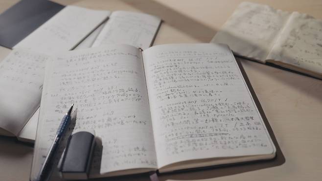 영화 ‘류이치 사카모토: 다이어리’. 2023년 타계 전 3년 6개월 간 써내려간 자필 일기를 토대로 한 영화다. [사진 영화사 진진]