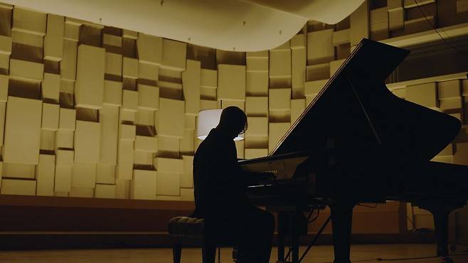 영화 ‘류이치 사카모토: 다이어리’. 2023년 타계 전 3년 6개월 간 써내려간 자필 일기를 토대로 한 영화다. [사진 영화사 진진]