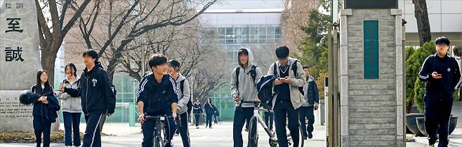 지난 23일 서울 신천동 잠실고에서 남학생과 여학생들이 함께 하교하고 있다. 1983년 문을 연 잠실고는 올해 3월 개교 43년 만에 남녀공학으로 전환했다.   임형택 기자