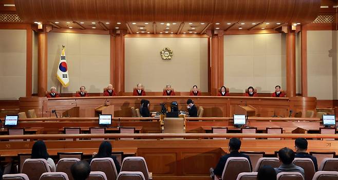 김상환 헌법재판소장을 비롯한 헌법재판관들이 26일 서울 종로구 헌법재판소 대심판정에서 열린 3월 심판사건 선고를 위해 착석해 있다. 연합뉴스