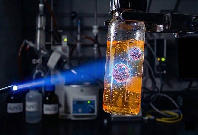 빛과 공기를 에너지원으로 작동하는 융합 촉매 상상도. KAIST