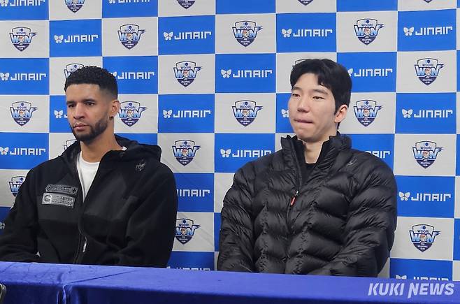 레오(왼쪽)과 허수봉이 29일 오후 7시 서울 장충체육관에서 열린 우리카드와의 ‘진에어 2025~2026 V-리그’ 남자부 플레이오프 2차전이 끝난 후 수훈선수 인터뷰에 참석하고 있다. 송한석 기자