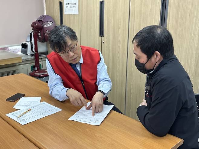 김형기(왼쪽) 인천기독병원장이 29일 인천 서구 인천기독교종합사회복지관에서 진료를 보고 있다.