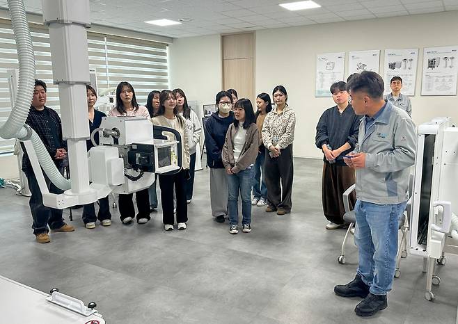 대구보건대학교는 방사선학과 학생들이 엑스선 영상기기 전문기업 디알젬 김천공장을 견학하고 있는 모습. 대구보건대 제공