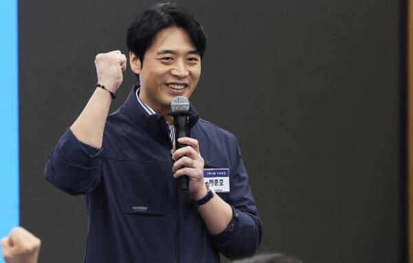 지난 30일 경기도 수원시 경기도의회에서 열린 더불어민주당 경기도당 제3차 상무위원회에서 제9회 전국동시지방선거 민주당 한준호 경기도지사 경선 후보가 인사말을 하고 있다. 연합뉴스