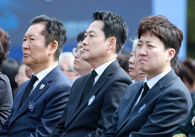 정청래 더불어민주당 대표, 장동혁 국민의힘 대표, 이준석 개혁신당 대표가 지난 27일 국립대전현충원에서 이재명 대통령의 서해수호의 날 기념사를 듣고 있다. [청와대통신사진기자단]