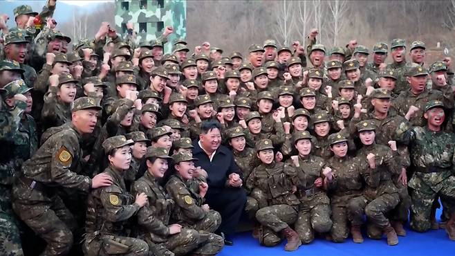 김정은 북한 국무위원장이 인민군 총참모부 작전국직속 특수작전훈련기지를 방문해 특전대원들의 훈련을 참관한 뒤 기념사진을 찍었다고 조선중앙TV가 지난 29일 보도했다. [연합뉴스]