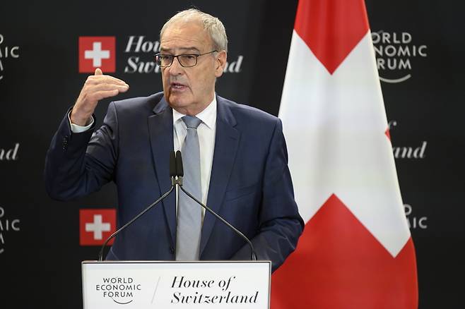 지난 1월 22일(현지시간) 스위스 다보스에서 열린 제56차 세계경제포럼(WEF) 연례회의 기간 중 기 파르믈랭 스위스 대통령이 연설하고 있다. [EPA=연합뉴스]