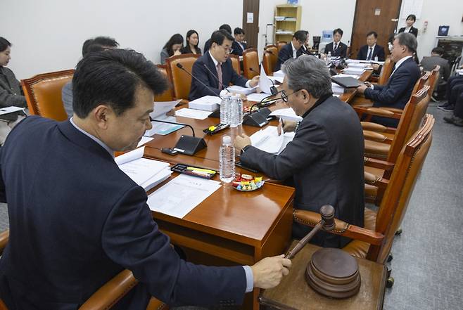 복기왕 국회 국토교통위원회 교통법안심사소위원장이 30일 국회 교통소위를 개회하고 있다. 연합뉴스
