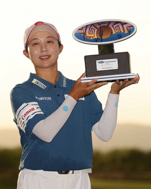 트로피를 들고 미소 짓는 김효주. AFP연합뉴스