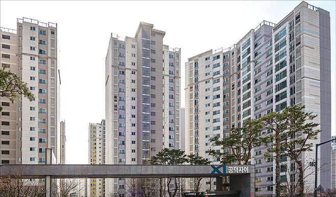 서울 강남권에서 시작된 집값 하락이 강북 한강벨트로 확대되고 있다. 사진은 서울 마포구 공덕동 ‘공덕자이’. (윤관식 기자)